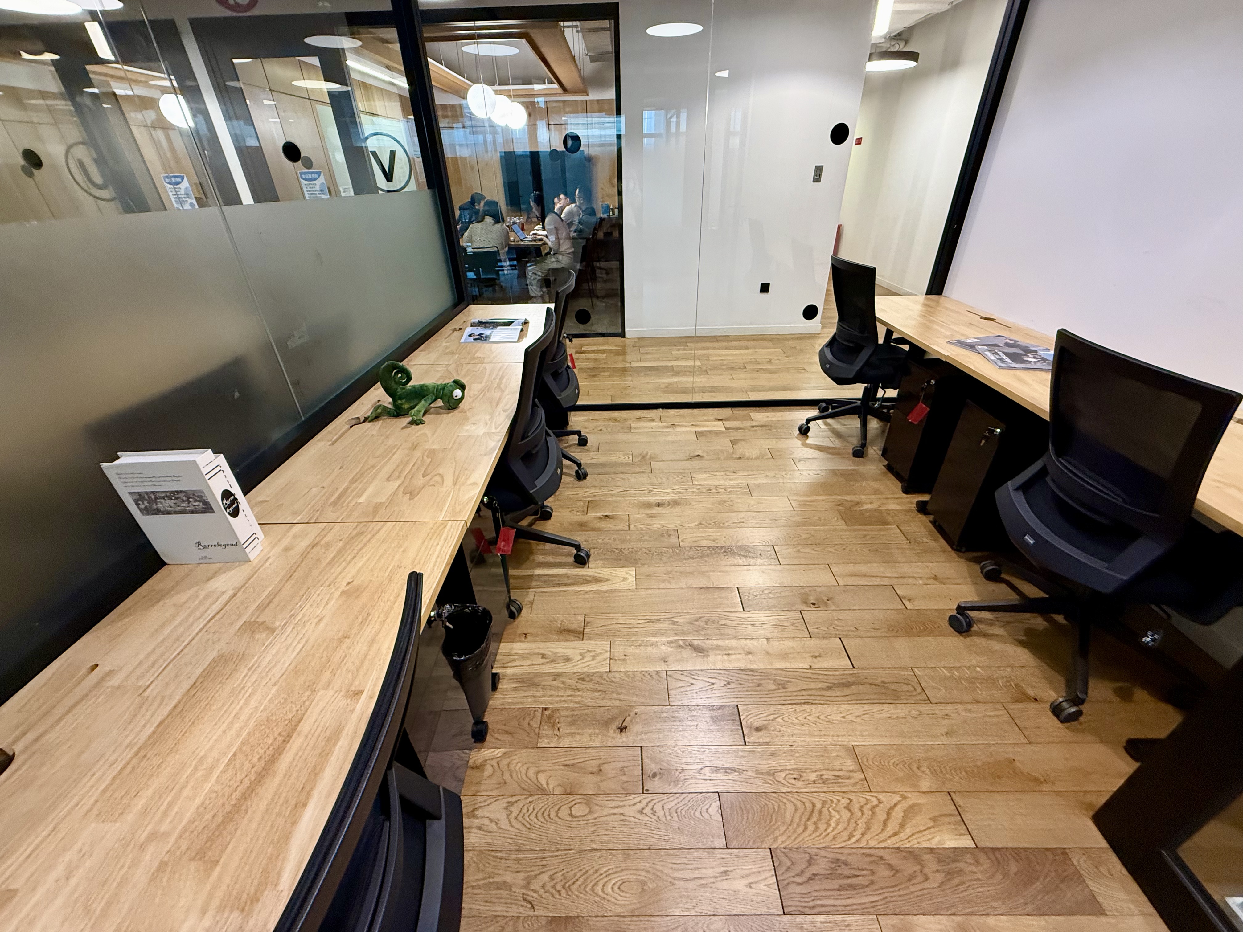 WeWork浦东嘉里城5人间